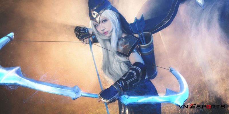 Cosplay Ashe cùng chiếc cung phát sáng