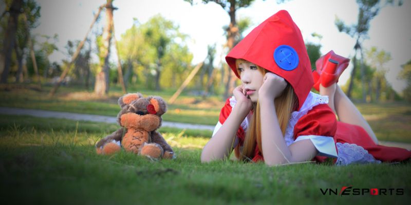 Cosplay Annie cùng chú gấu bông 