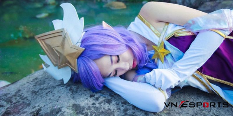 cosplay Janna vệ binh tinh tú ngủ trên phiến đá