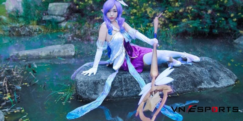 cosplay janna vệ binh tinh tú tạo dáng bên hồ