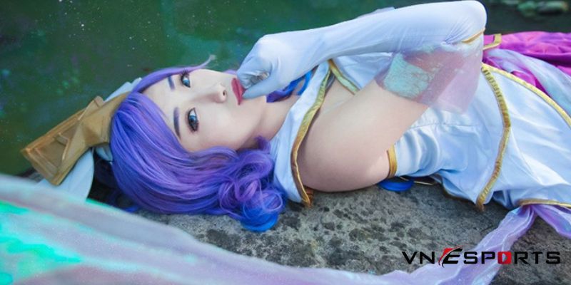 cosplay vệ binh tinh tú nằm trên phiến đá