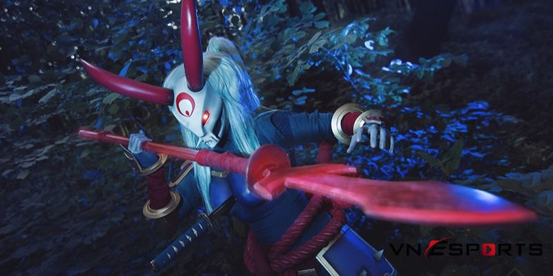 cosplay kalista huyết nguyệt với mũi giáo đỏ