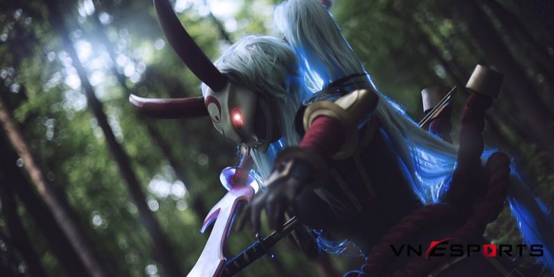 cosplay Kalista với ánh mắt đỏ rực