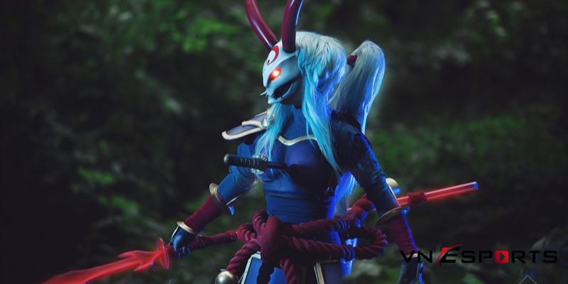 cosplay Kalista với thanh kiếm đâm xuyên người