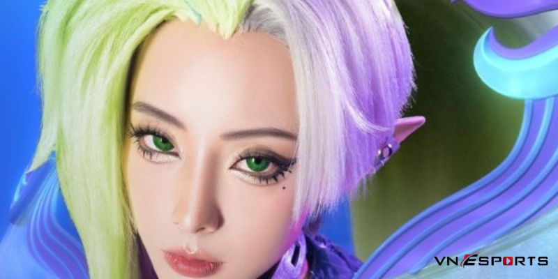 Nét mặt lạnh lùng khi cosplay Mina linh xà yêu vũ