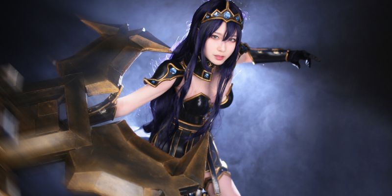 cosplay Sivir tạo dáng chụp ảnh