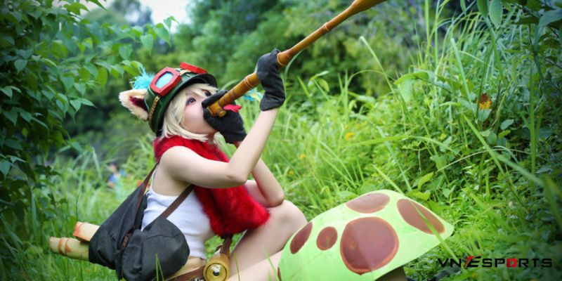 Cosplay tướng Teemo bắn ống tiêu độc