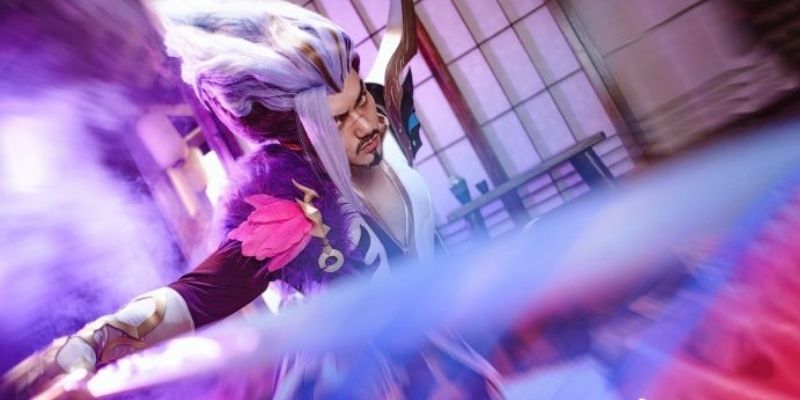 Cosplay Yasuo huyễn long kiếm với mái tóc tím