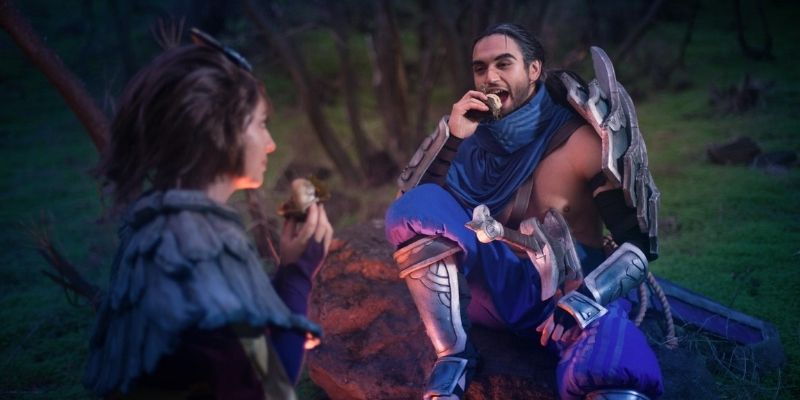 Cosplay Yasuo đang ngồi ăn bánh bao