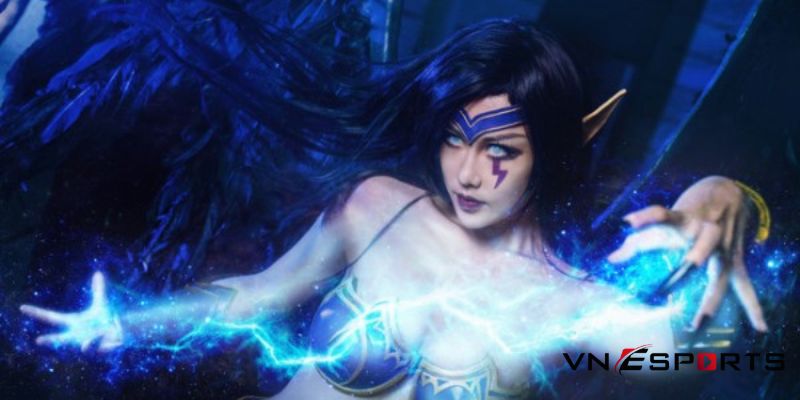 cosplay Morgana luyện phép thuật