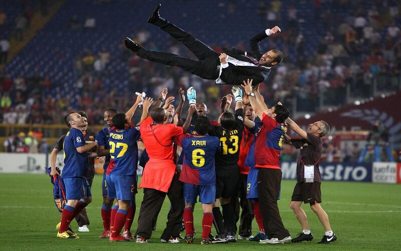 Pep Guardiola cùng các cầu thủ Barcelona trong giai đoạn đội bóng thống trị bóng đá châu Âu.